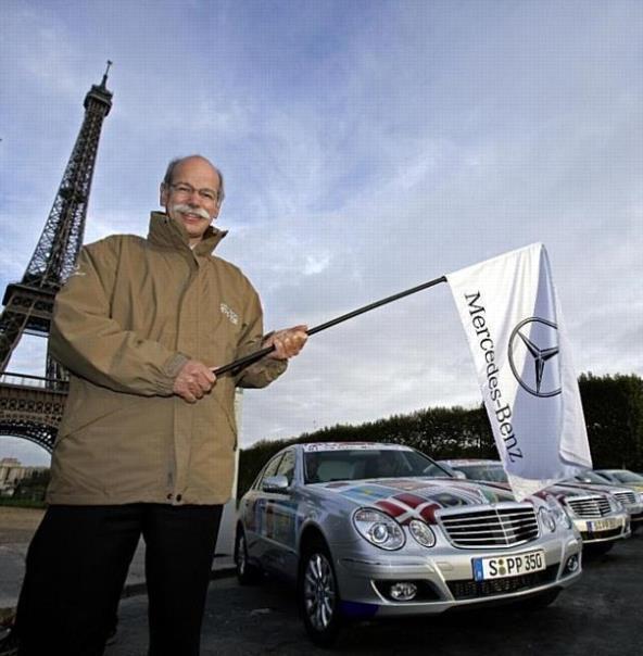 Dr. Dieter Zetsche startet die Langstreckenfahrt Paris - Peking.